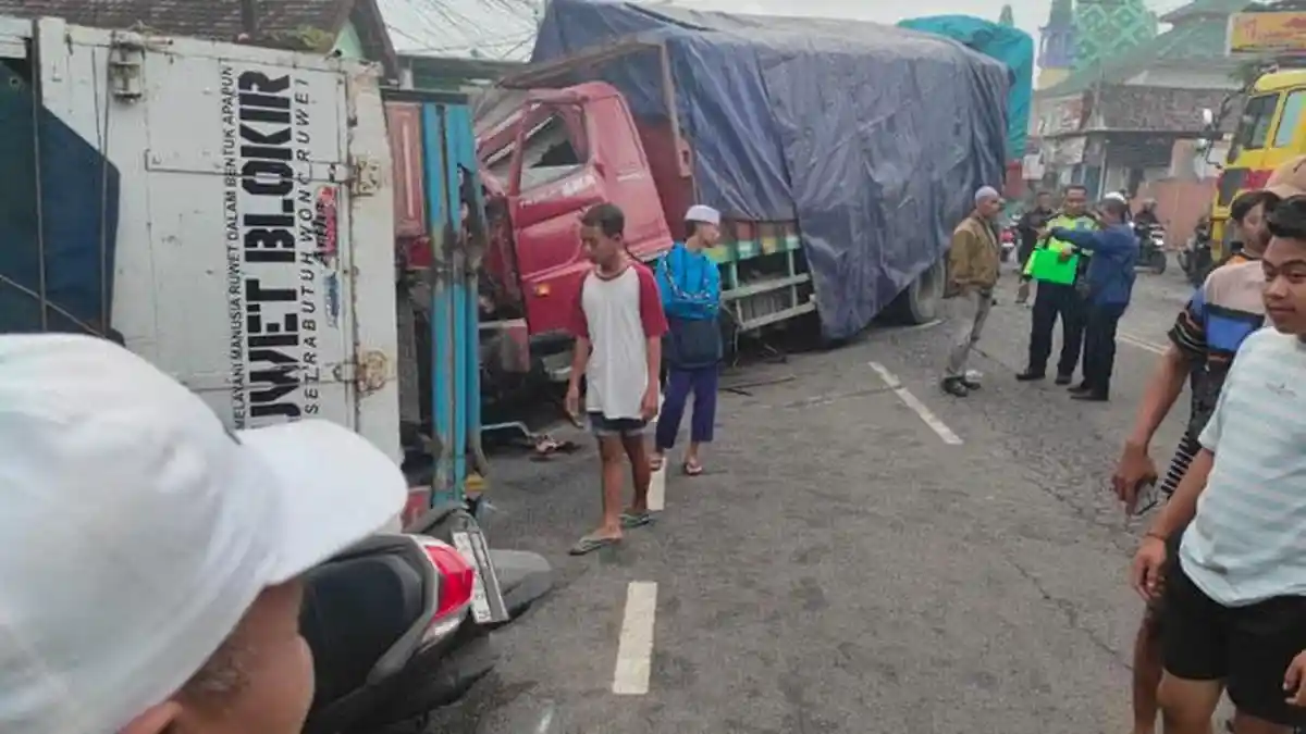 4 Kendaraan Terlibat Kecelakaan di Mojokerto, Truk Terguling Menimpa Motor
