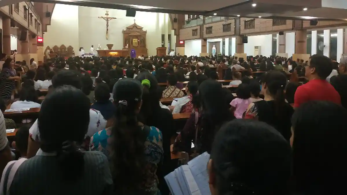 Ribuan Umat Katolik Ikuti Ibadah Rabu Abu di Gereja St Petrus Batam