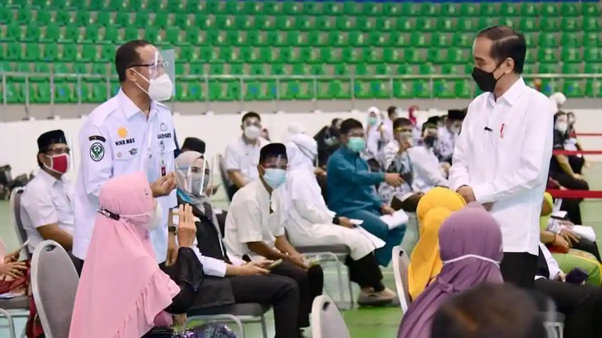 Jokowi Tinjau Vaksinasi Massal Lansia dan Pelayan Publik di Riau