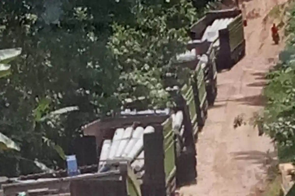 Jalanan Buruk, 9 Truk Pengangkut Tiang Listrik ke Batang Asai Dua Hari Tak Bisa Jalan