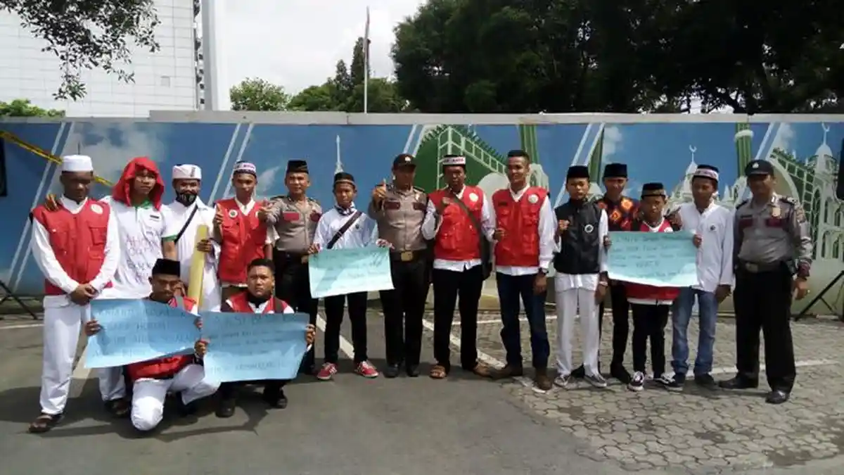 Polisi di Medan Bercengkrama dengan Pendemo Ahok, Peserta Aksi Senang