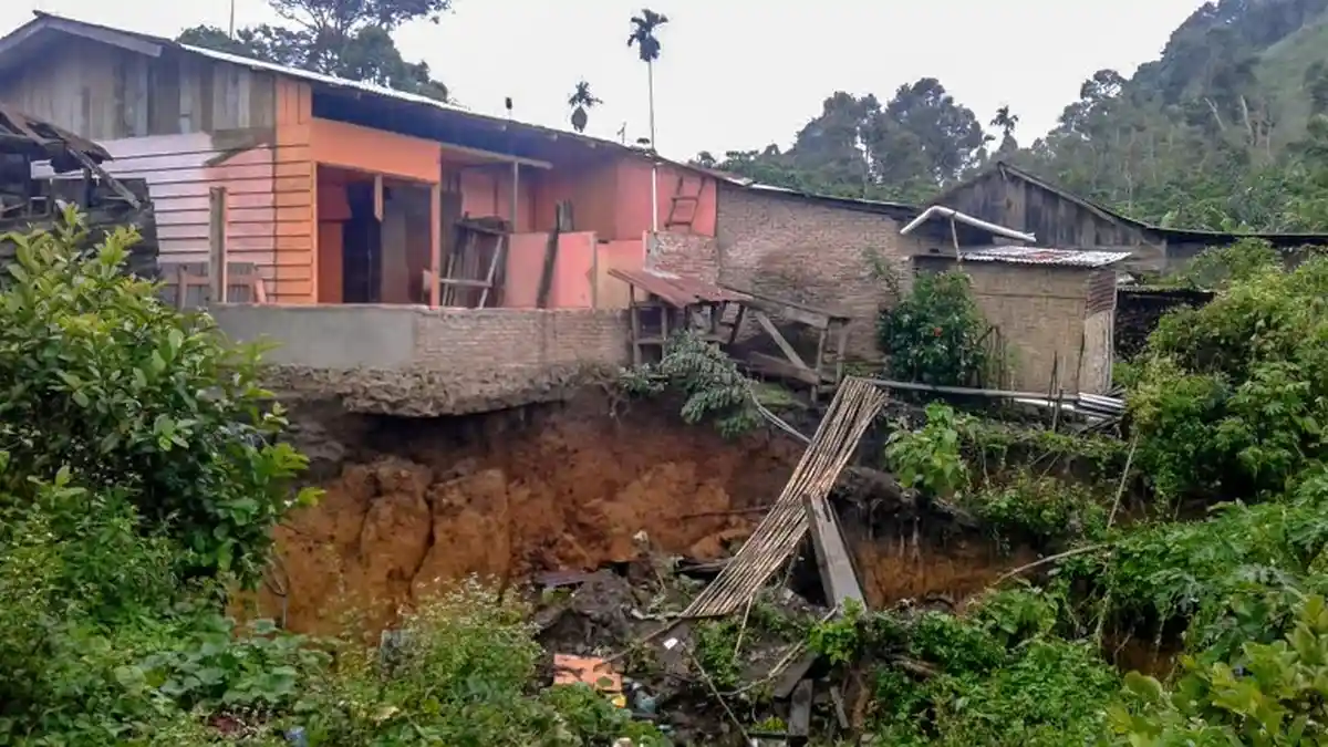 Lubang Besar Muncul di Tengah Permukiman Warga Dairi, Empat Rumah Ambles