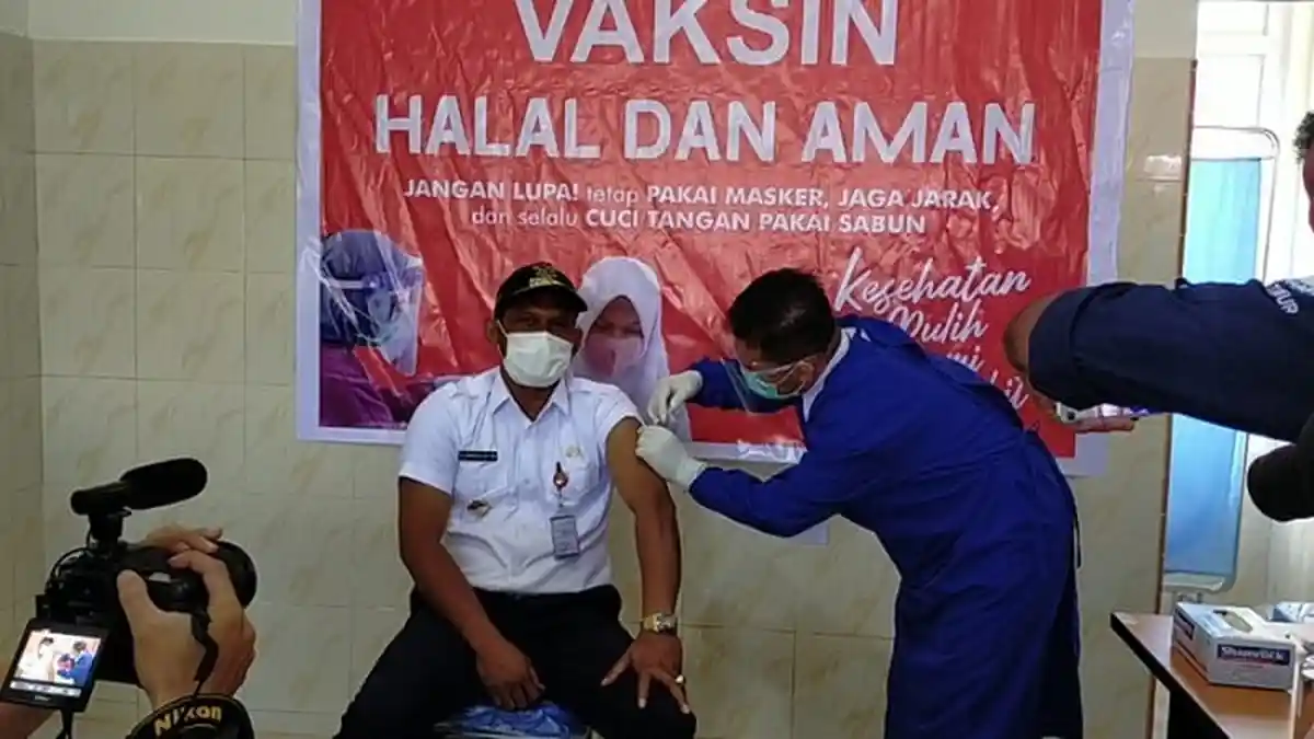 Perawat Ini Sempat Grogi Saat Suntik Vaksin ke Bupati Rocky, Begini Pengakuannya