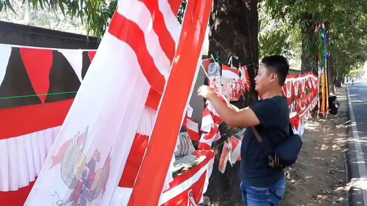 Penjual Pernak-pernik Dan Bendera Mulai Menjamur di Kudus