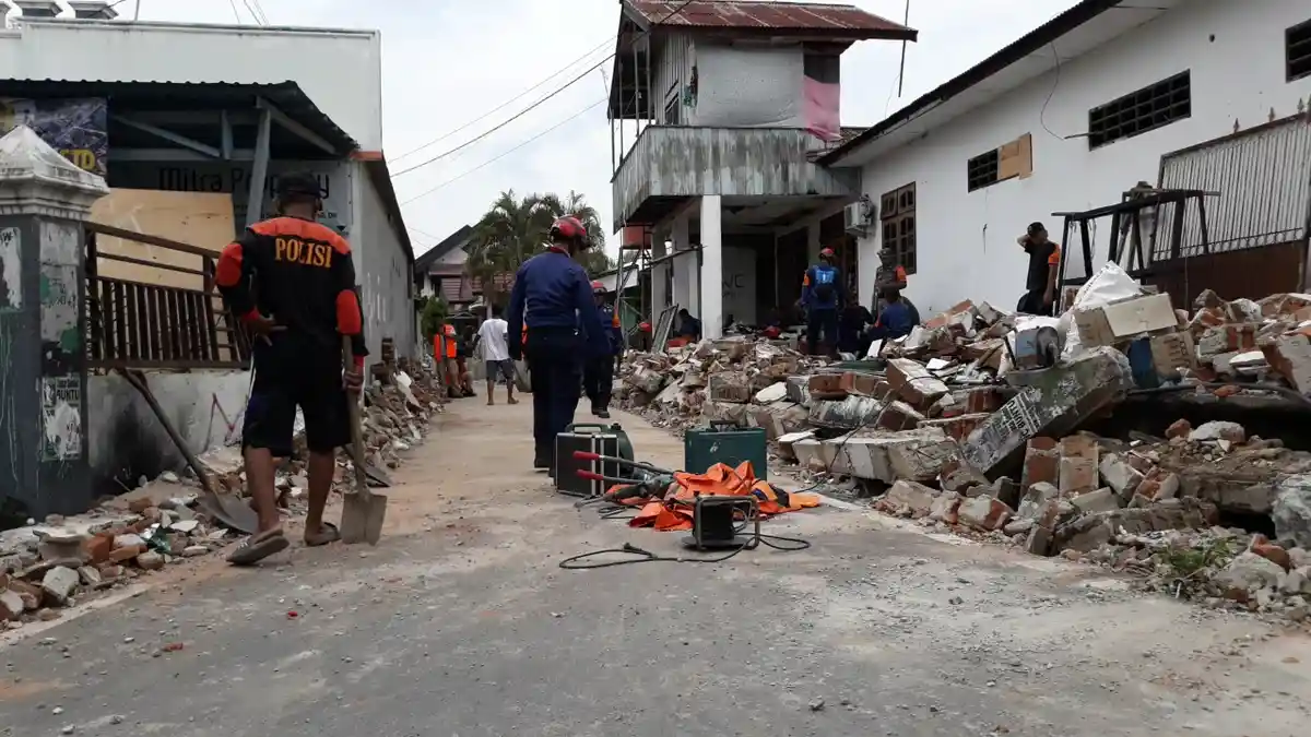 Libatkan Warga, Tim Tanggap Ibukota Bersihkan Reruntuhan Dinding untuk Buka Akses Jalan di Palu