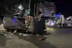 Mobil-Kijang-Innova-ringsek-dan-terguling-usai-menabrak-becak.jpg