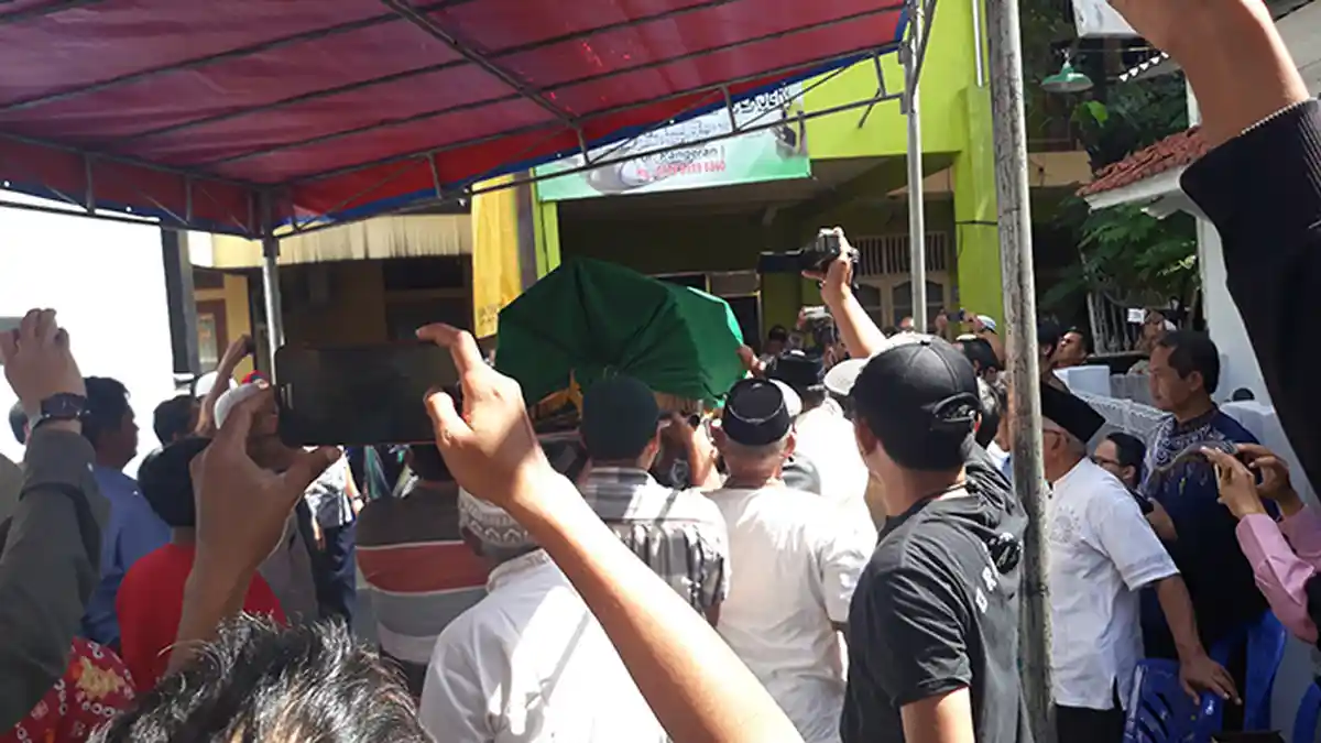 Isak Tangis Warnai Kedatangan Jenazah Yusuf Supendi di Rumah Duka