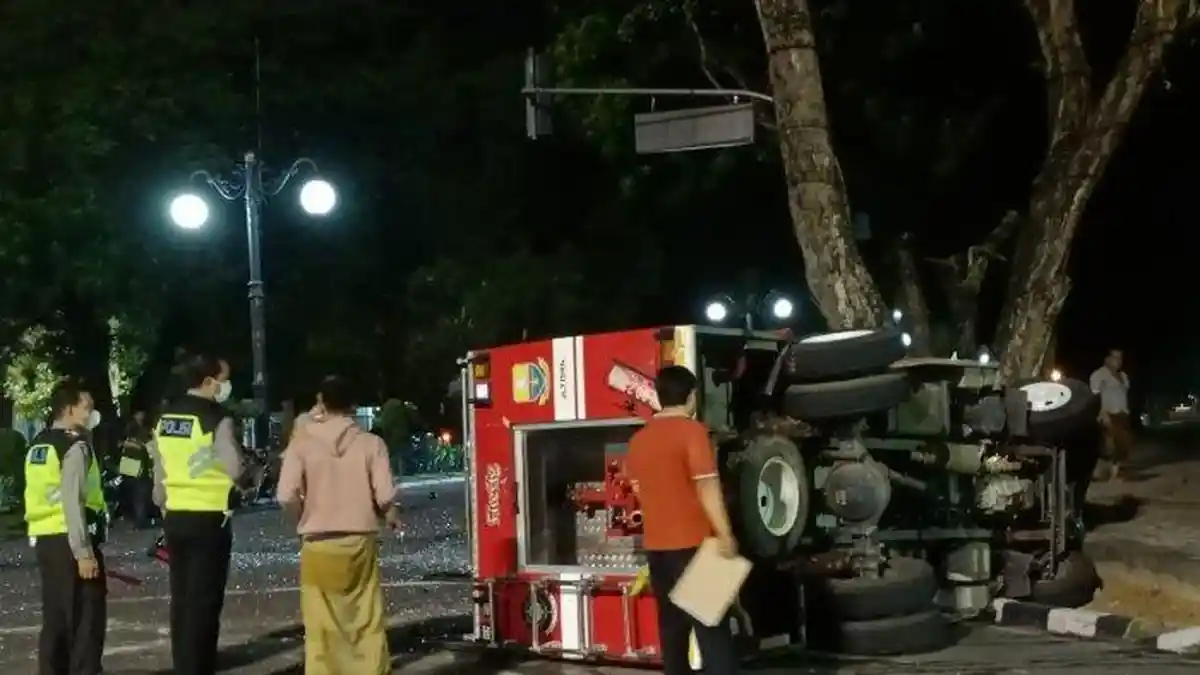Dua Armada Damkar Tabrakan saat Hendak Memadamkan Api di Rumah Dinas Wagub Jambi, 3 Petugas Terluka