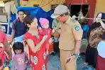kepala-desa-taring-abd-asis-g-meninjau-balita-yang-diduga-menderita-gizi-buruk.jpg