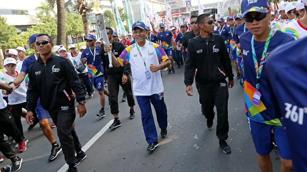 Mantan Menperin Saleh Husin Bawa Obor Asian Games 2018