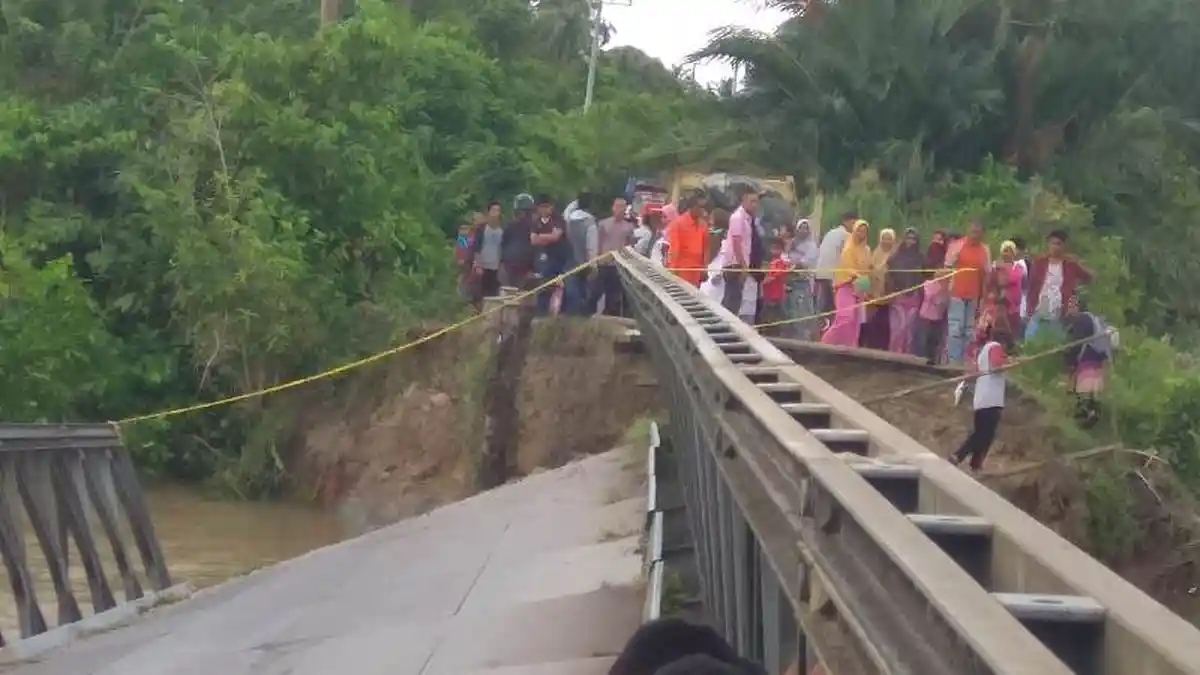 Diterjang Banjir, Jembatan Lalla Simeulue Putus Total, Sepeda Motor Juga Tidak Bisa Lagi Lewat