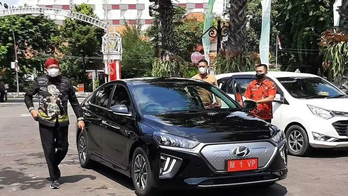 Kampanyekan Seruan Presiden Jokowi, Bupati Sumenep Pakai Mobil Listrik Sebagai Kendaraan Dinas