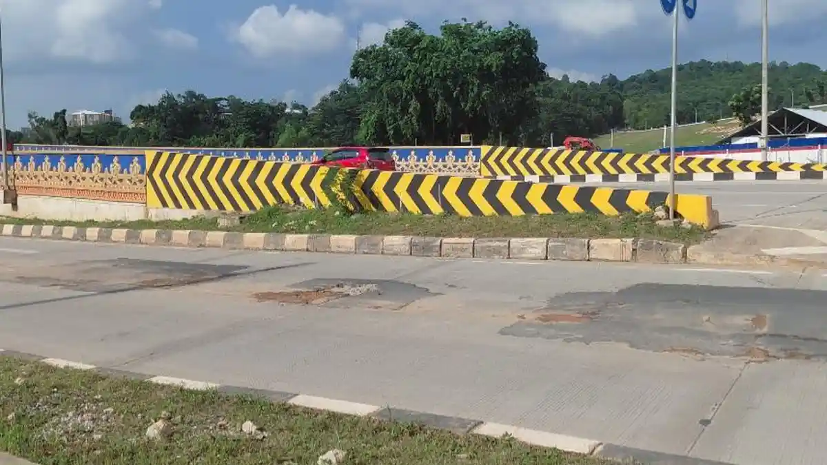 Jalan Rusak dan Berlubang Dekat Flyover Sei Ladi Batam Ancam Nyawa Pengendara Bermotor