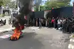 Massa-aksi-demo-di-kantor-gubernur-Sulbar-Senin-292024.jpg