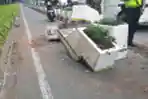Kecelakaan Mobil Menabrak Pembatas Jalur Sepeda