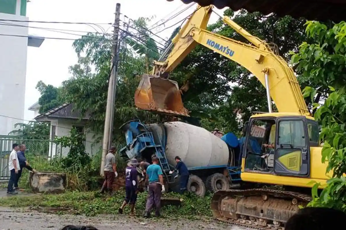 Kecelakaan di Batam, Sopir Truk Molen Banting Setir Tabrak Pohon Gegara Rem Blong