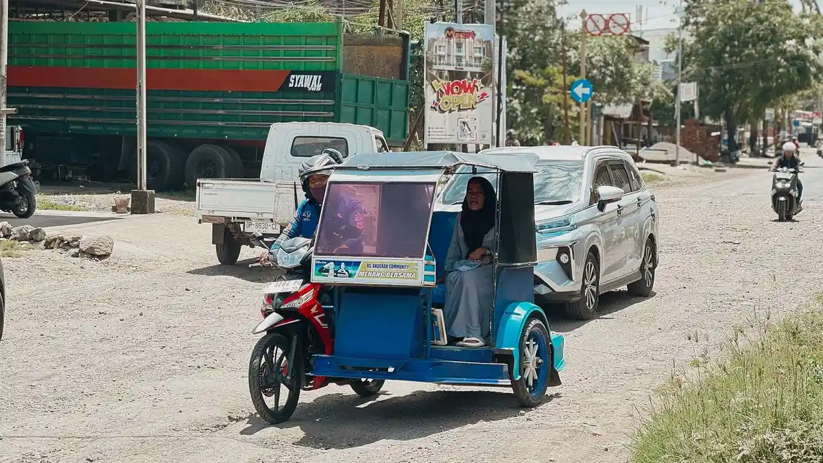 'Kalau Tidak Pelan Jatuh' Jalan Poros Sidrap-Soppeng Rusak dan Berlubang