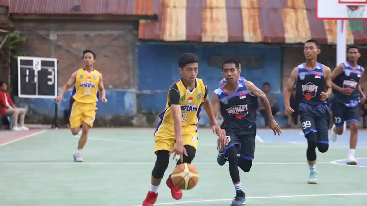 Foto: Turnamen Bola Basket IBB Revtrix Vol 1 di Parepare - dua-tim-berebut-bola-saat-turnamen-bola-basket-invitation-basketball-ibb-revtrix-vol1-2.jpg