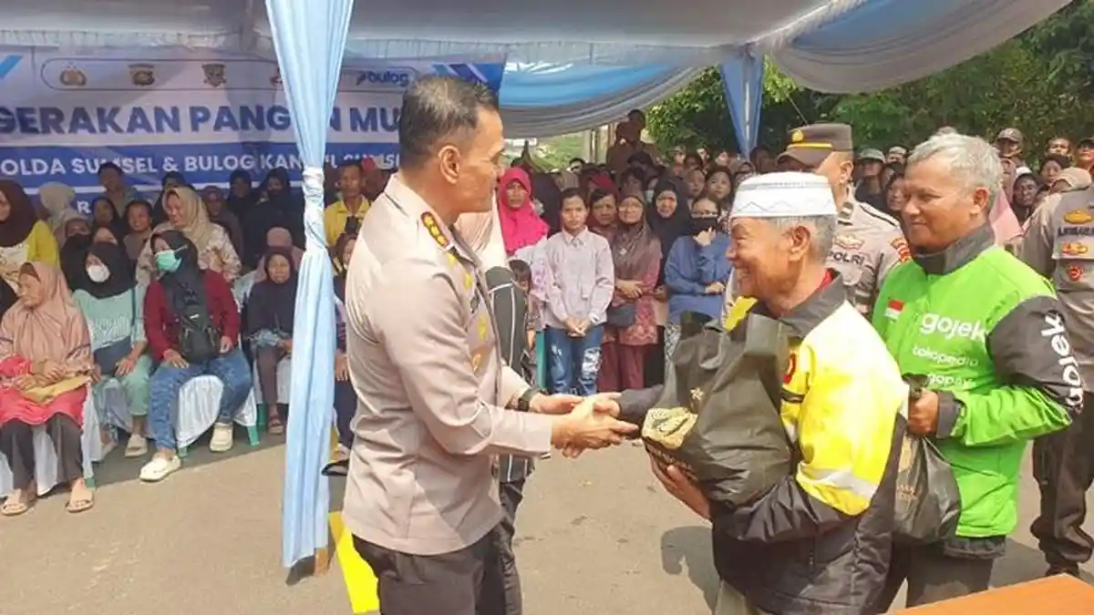 Sinergi Polda Sumsel dan Bulog Hadirkan Bantuan Pangan bagi Ratusan Warga di Hari Bhayangkara ke-80 - Sripoku.com