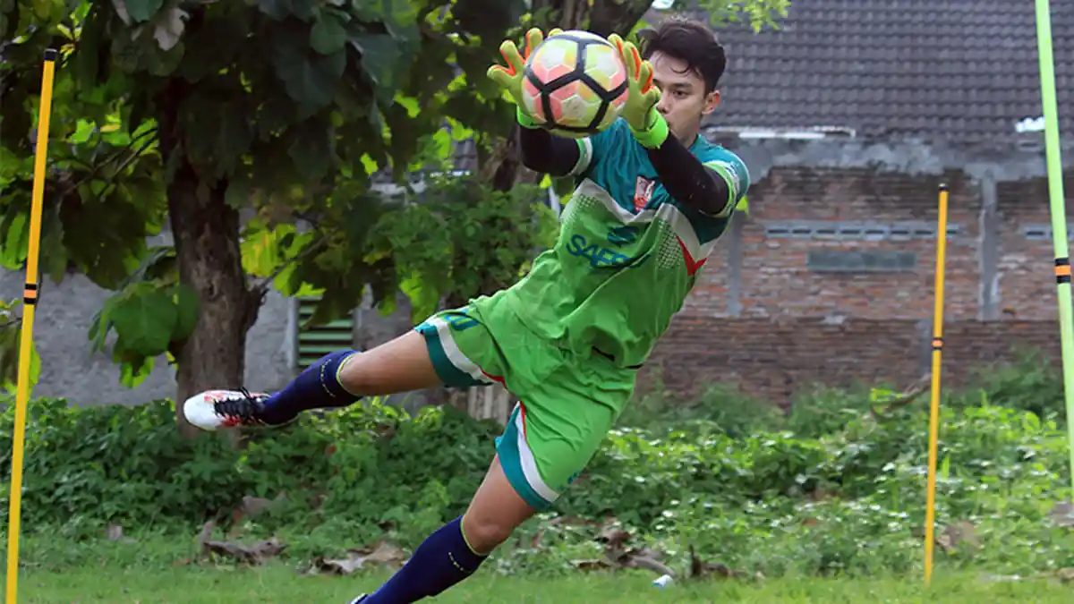 Mantan Kiper Persis Solo Ade Candra Sena Ingin Perkuat Persib Bandung Senior