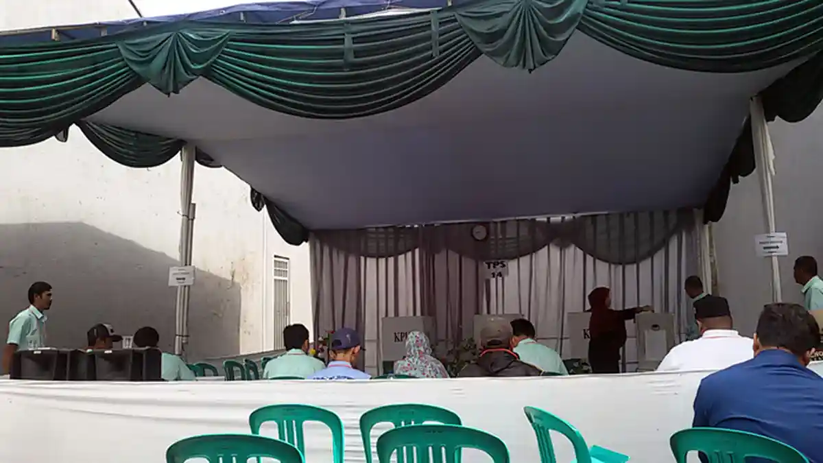 Petugas di TPS Mengenakan Pakaian Adat Sumut