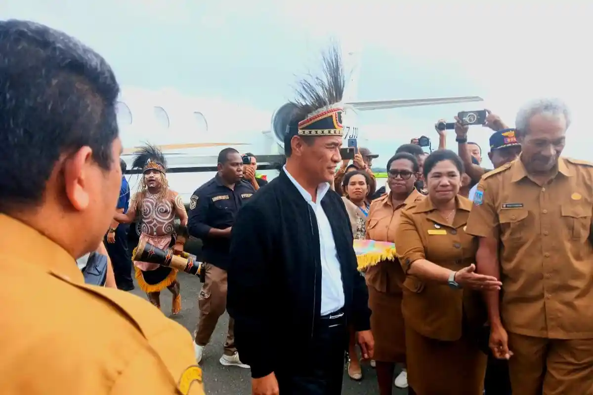 Menteri Pertanian RI Tiba di Merauke, Disambut Tarian Adat 