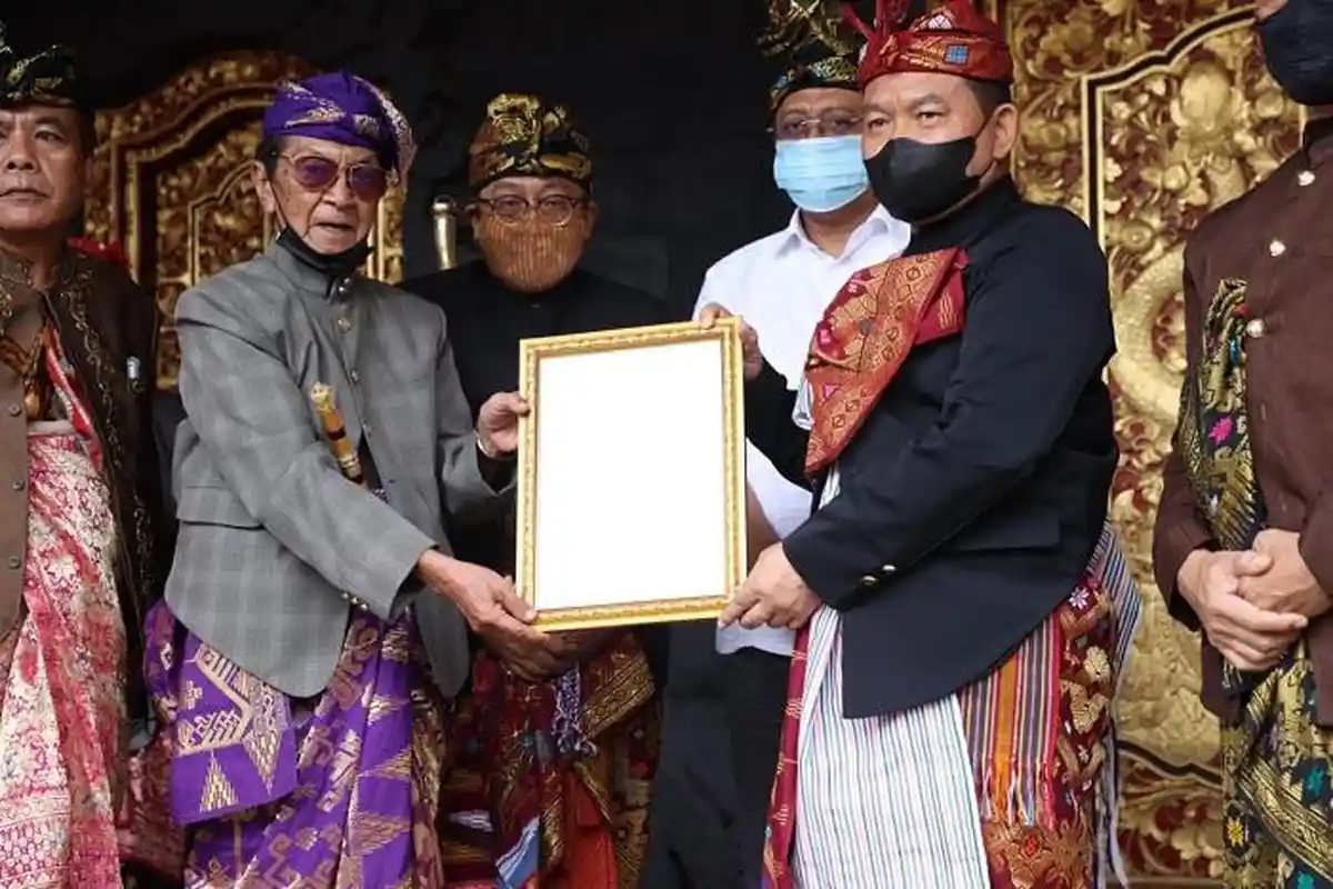KSAD Jenderal Dudung Dianugerahi Gelar Adat Sasak Prawireng Jayeng Bhuwane Saat Kunjungan ke NTB