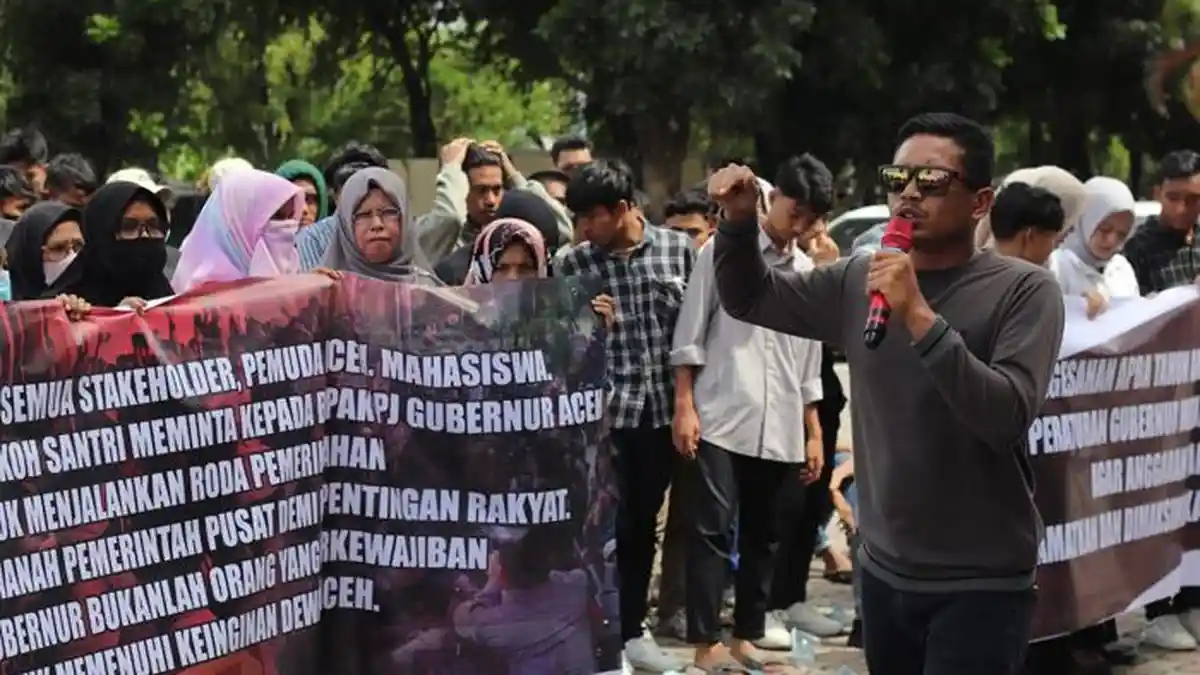 Massa Lakukan Aksi Demonstrasi di DPRA, Desak Segera Pergubkan RAPBA