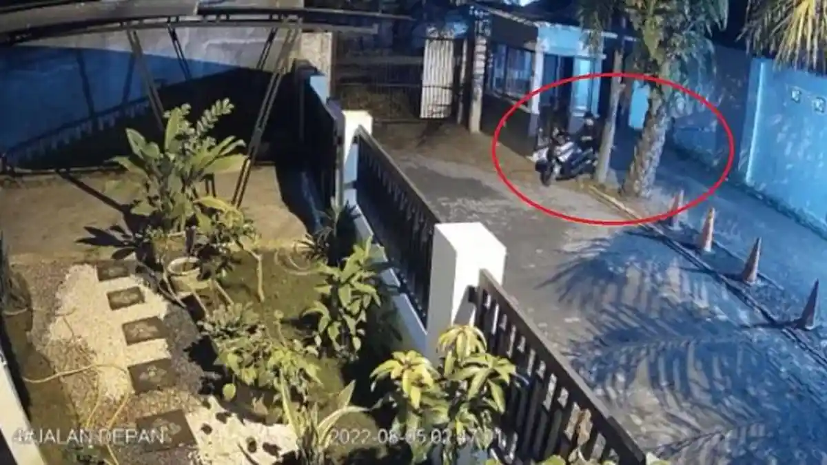 Viral Video CCTV Maling Gasak Motor Security Saat Satpam Tertidur di Serang Banten