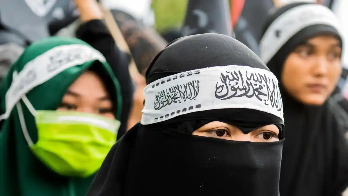 Konsekuensi Penerapan Pasal 174 dan 406 KUH Pidana Pada Kasus Pembakaran Bendera