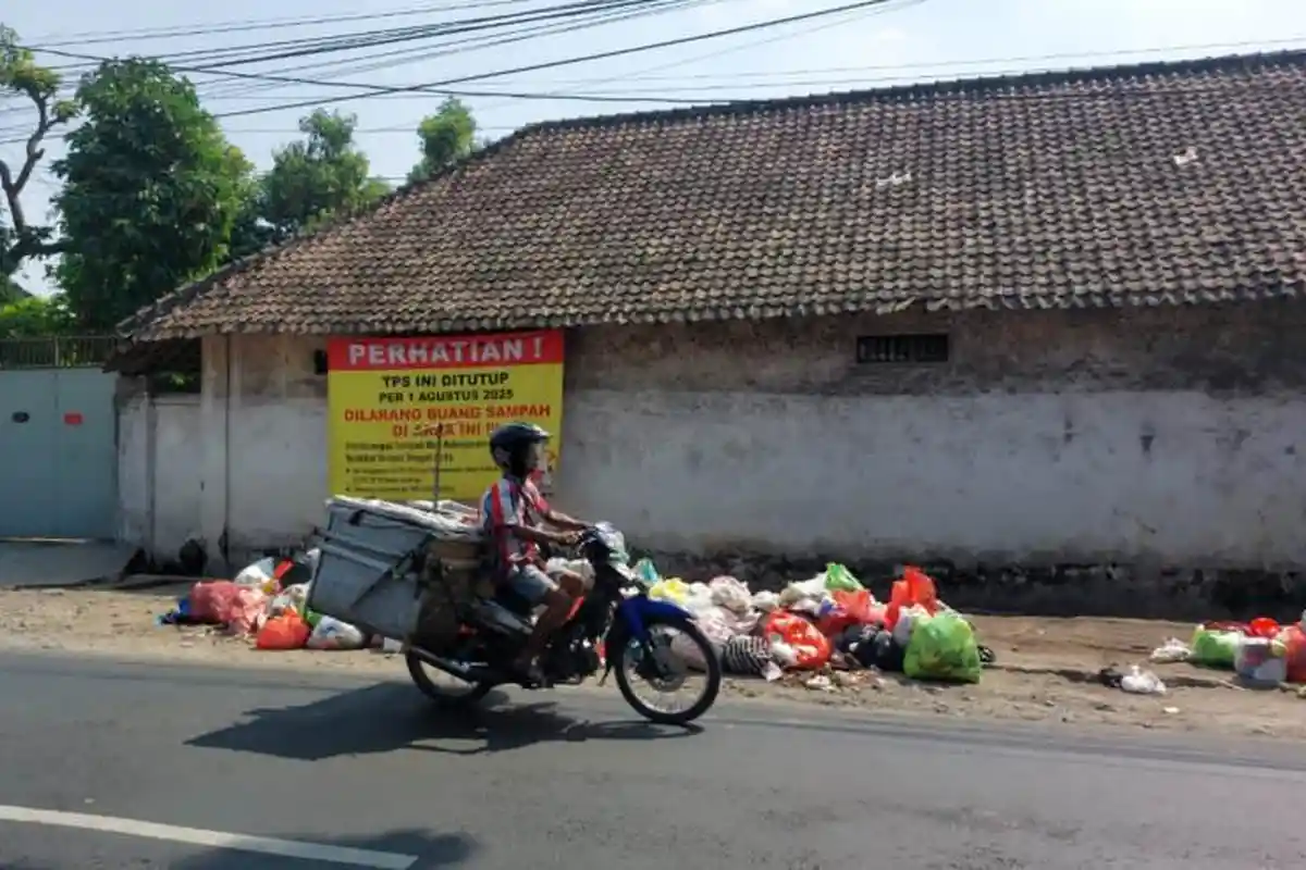Spanduk Larangan Hanya Pajangan, Warga Bandel Buang Sampah di Jalan Pare - Kandangan