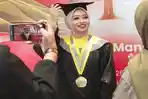 Kisah Dewi Ayu Anak Guru Honorer Jadi Wisudawan Terbaik Universitas Muhammadiyah Gresik