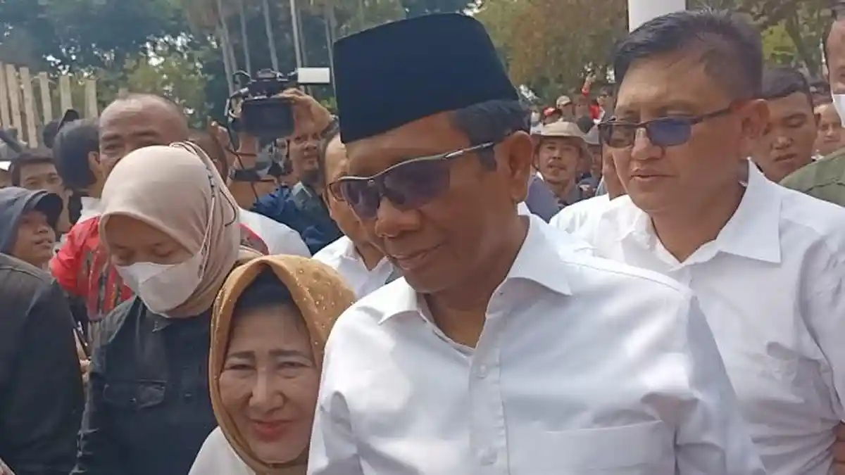 Daftar ke KPU Bacawapres Mahfud MD Pakai Kemeja Putih yang di Tahun 2019 Batal Dia Kenakan
