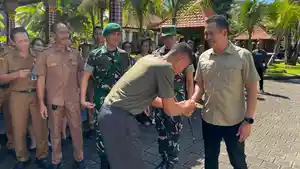 Bupati-Jembrana-I-Made-Kembang-Hartawan-serta-jajaran-Forkompinda-saat-pelepasan-10-orang.jpg
