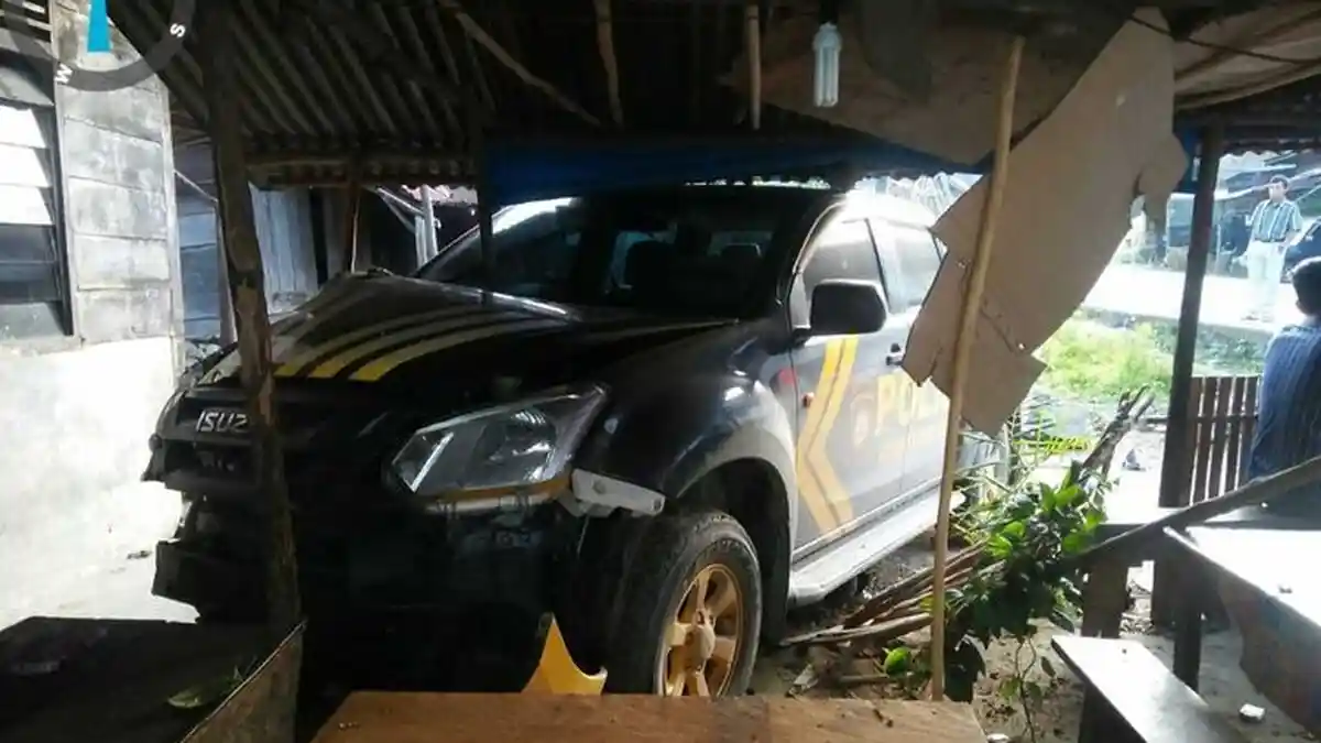 Mobil Dinas Polisi Bripka I Melibas Pejalan Kaki dan Rumah Warga, Kecelakaan Maut Tewaskan 1 Orang