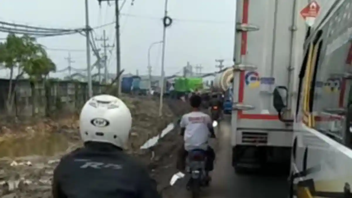 Dampak Jembatan Balun Lamongan, Jalur Pantura Gresik Macet Parah