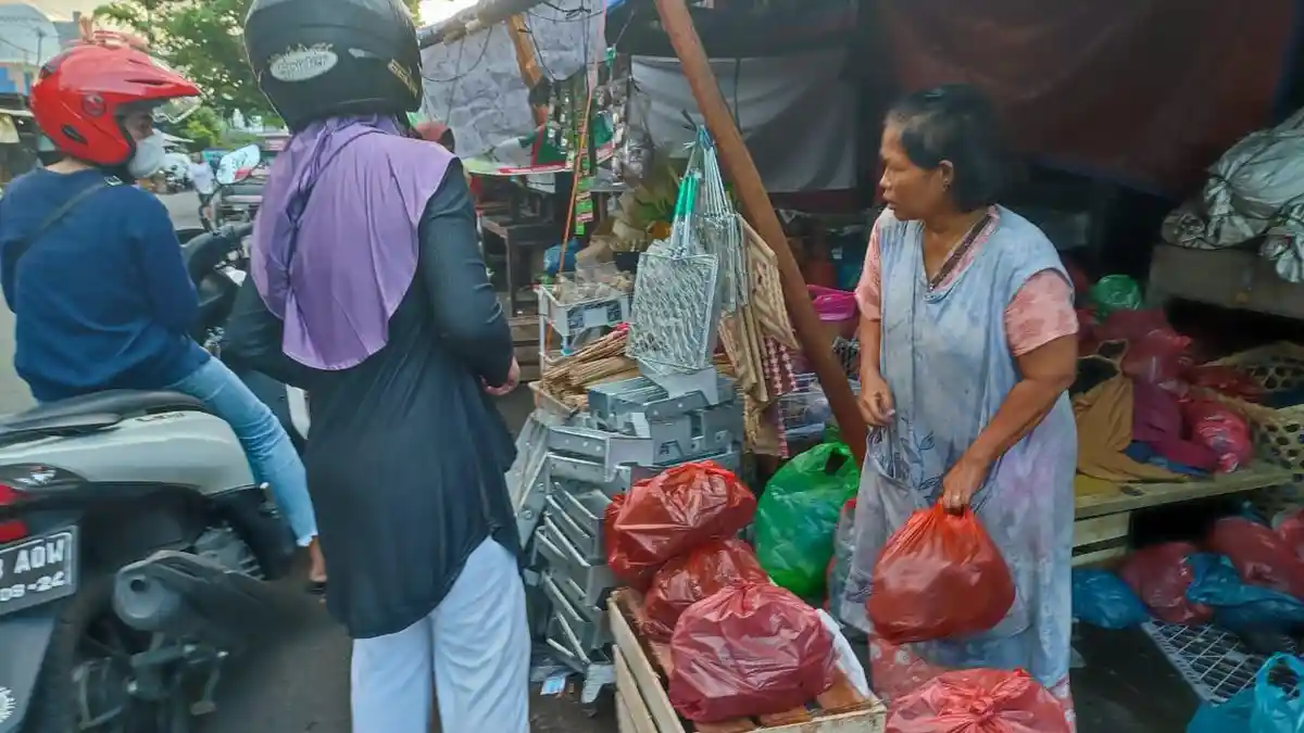 Penjual Tusuk Sate dan Arang Semarang Raup Untung: PMK Gak Ngaruh