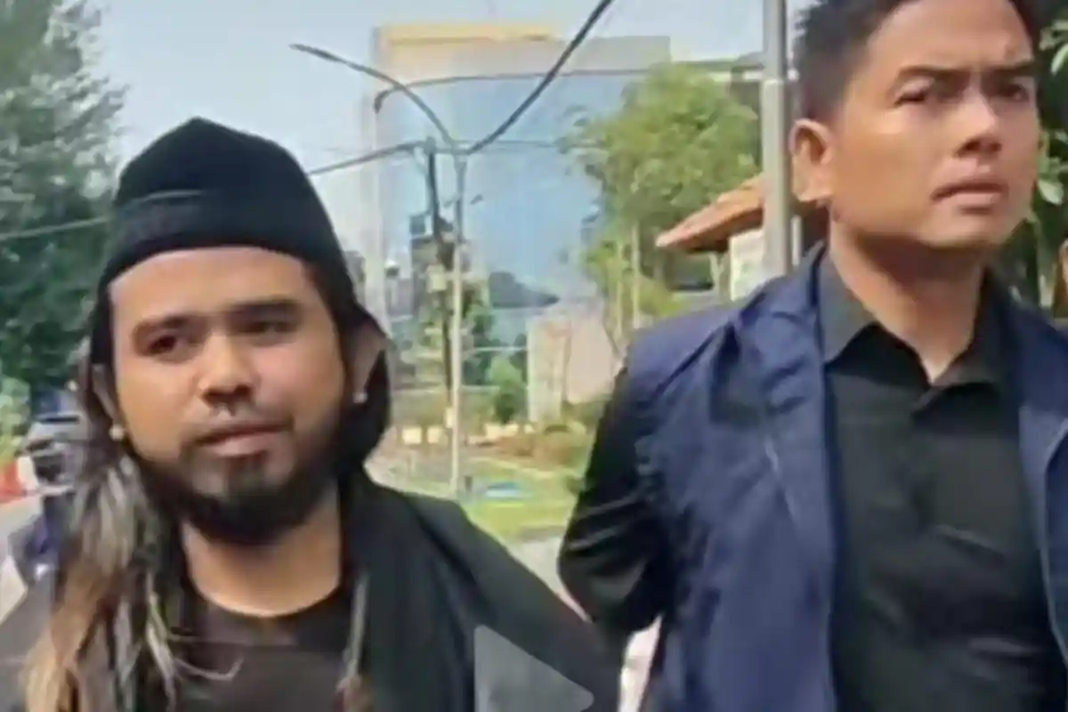 Gus Samsudin Dijemput Paksa Polisi Imbas Sebarkan Ajaran Boleh Tukar Pasangan 