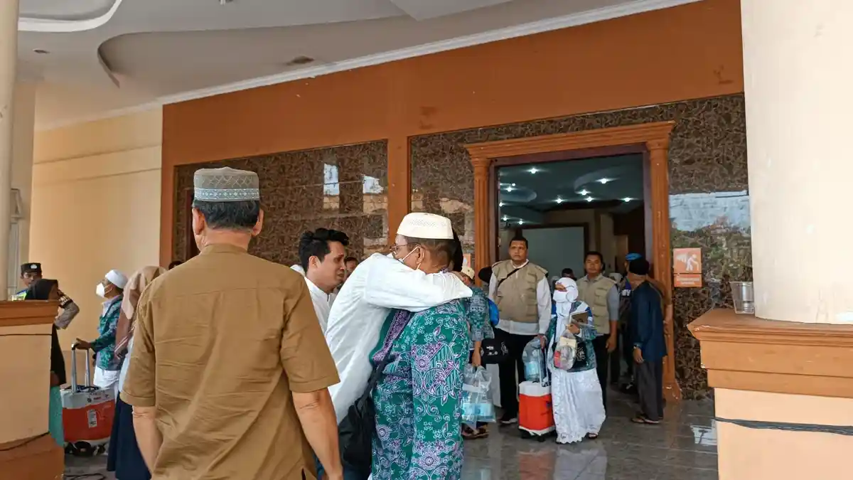 Momen Haru Keluarga Menyambut Kedatangan Jemaah Haji Kloter 7 di Asrama Haji Medan