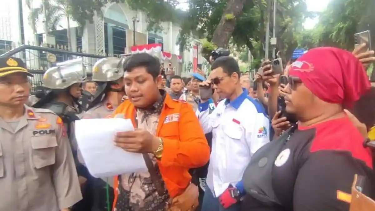 DAFTAR 15 Tuntutan Buruh se-Sumut yang Berunjuk Rasa di DPRD Sumut Hari Ini