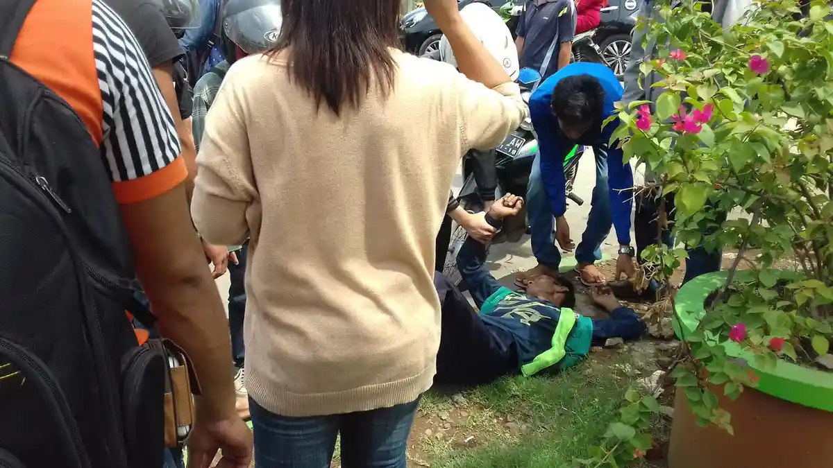 BREAKING NEWS: Tabrak Mobil Pengangkut Sampah, Petugas Kebersihan Pingsan