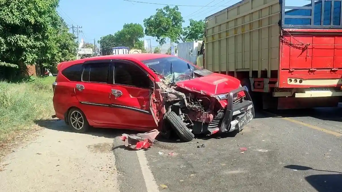 Mobil Calya Tabrak Truk Angkut Padi di Jalinsum Sergai, Diduga Akibat Sopir Mengantuk