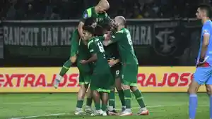 Pemain-Persebaya-merayakan-gol.jpg