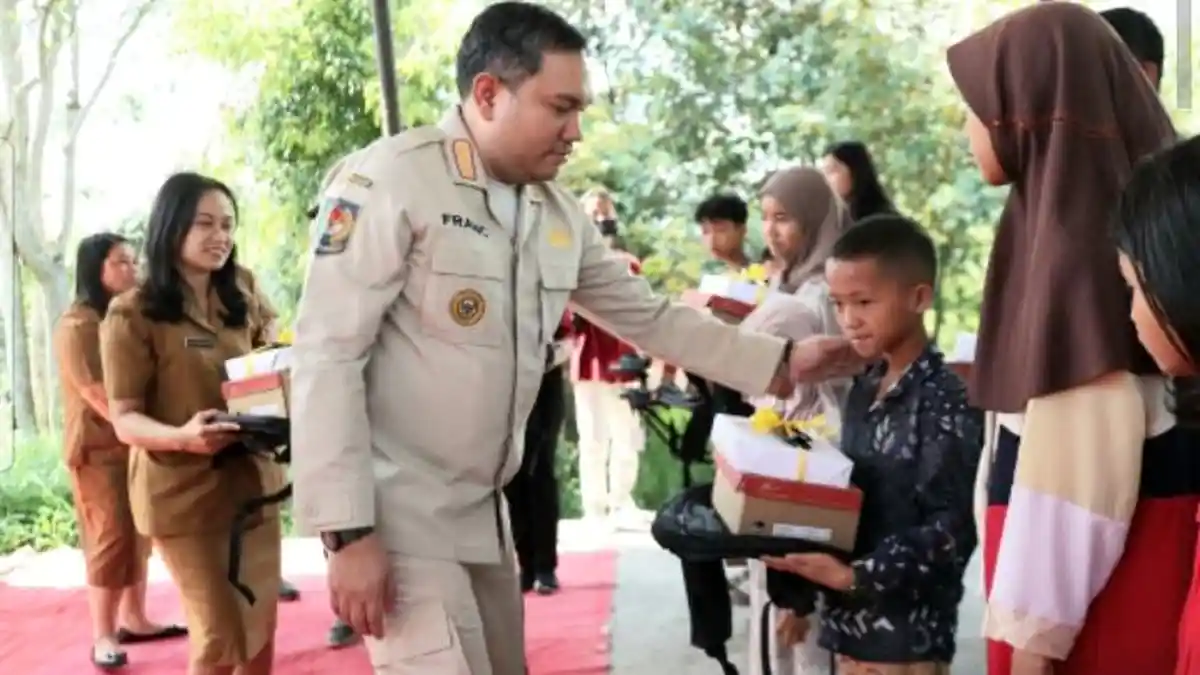 Bupati Franc Tumanggor Bagikan Paket Bansos bagi Anak Yatim serta Santunan JKM