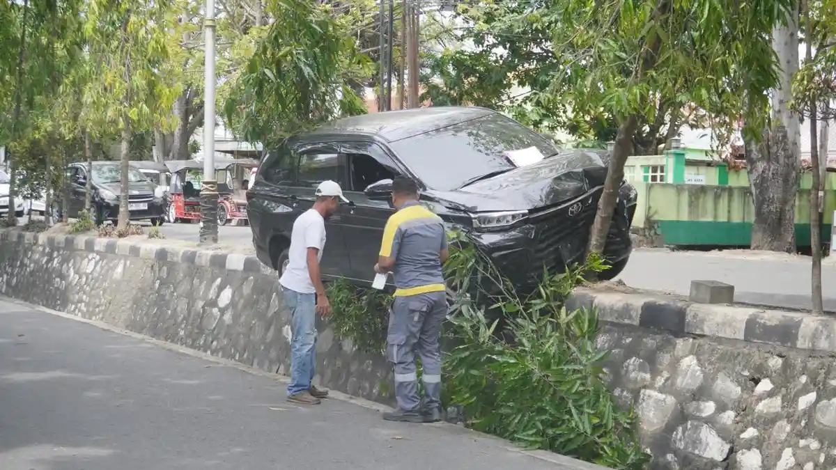 Breaking News! Mobil Toyota Avanza Nyaris Terjungkal di JDS Kota Gorontalo, Bodi Depan Peot