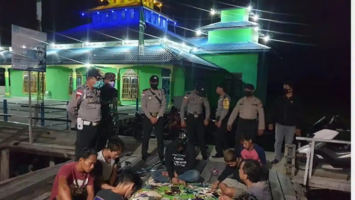 Cegah Covid-19, Polisi di Jongkong Terus Patroli