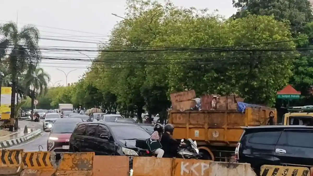 Palembang Diguyur Hujan Deras, Sejumlah Jalan Protokol Terendam Banjir dan Macet Parah