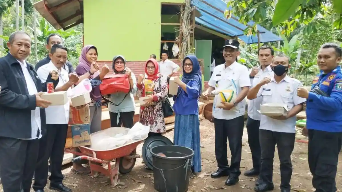 Pemkab Pringsewu Bantu Perbaikan Rumah Warga yang Rusak Tertimpa Pohon