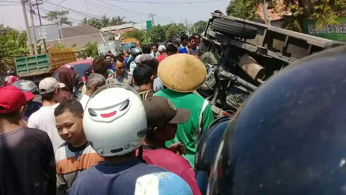 BREAKING NEWS: Kecelakaan, Mobil Boks dan Motor Vs KA Kaligung di Wiradesa Pekalongan