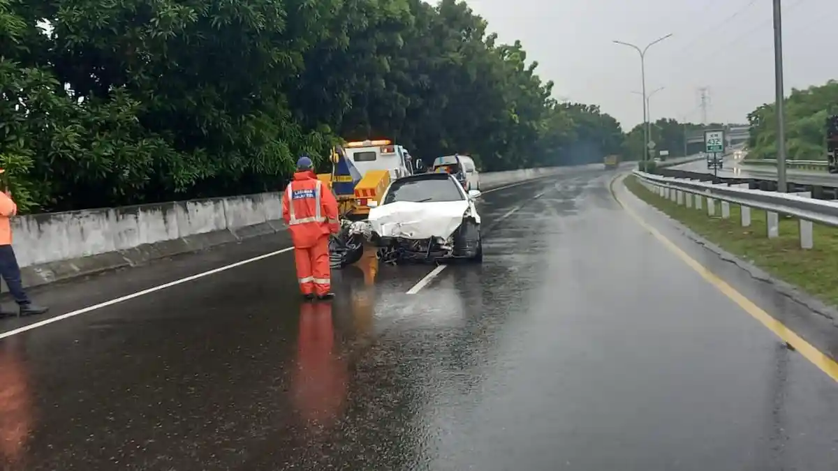 Mercedes Benz Alami Kecelakaan Tunggal di Jalan Tol Gayamsari Semarang, Begini Kronologinya.